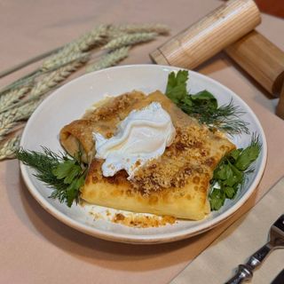 Млинці з шинкою, сиром сулугуні та яйцем пашот