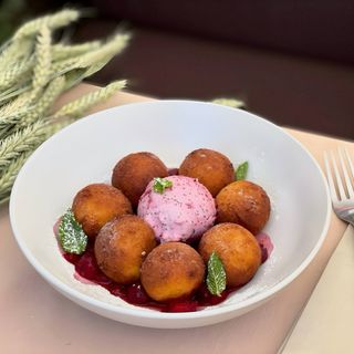 Домашні сирні пончики з вишневим соусом (можливе попадання кісточок)