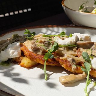 Гуцульські деруни з трьома видами грибів та закарпатською бринзою