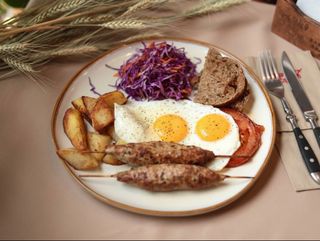 Ситний сніданок з індичими ковбасками, картоплею, яйцем та овочами