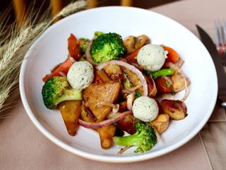 Салат із печених овочів та кульками з сиру тофу