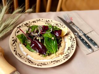 Зелений салат з хумусом та гливами