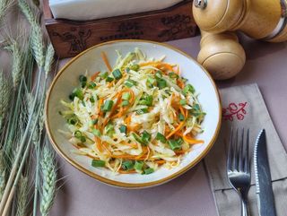 Домашній салат з молодою капустою та духмяною олією