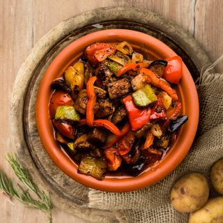 Свинина тушкована з овочами