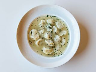 Бульйон з пельменями 