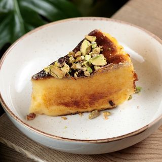 Фісташковий баск-чізкейк