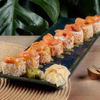 Рол в кунжуті з креветкою