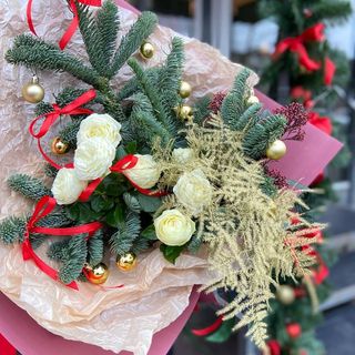 Новорічний букет з білою трояндою