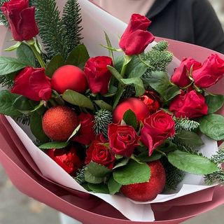 Букет з червоних троянд та нобілісу