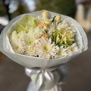 Букет з троянд, брасіки, гвоздик, хризантем, амарилісу.