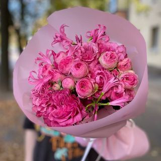 Букет одноголових та кущових троянд, неріне