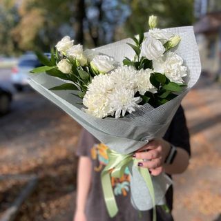Букет хризантем, еустоми та діантусів