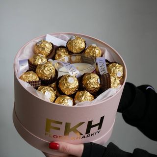 свічка та цукерки