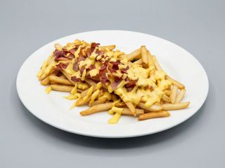 Картопля фрі з беконом у сирному соусі