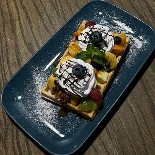 Гофра з фруктами та вершками (220 г)