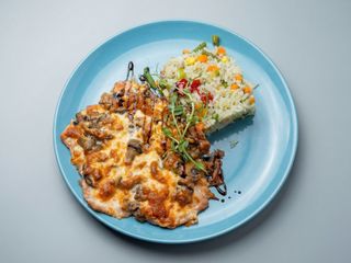 Свинний шніцель з гарніром рис з овочами (280г-шніцель, 200 г-рис)