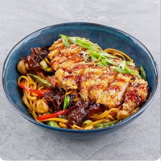 Удон із курячим шніцелем (355г)