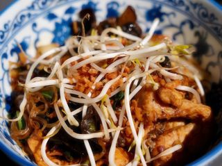 Локшина фунчоза зі свининою та муером