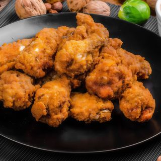 Крильця , Нагетси та Гомілка у фритюрі з картоплею Фрі