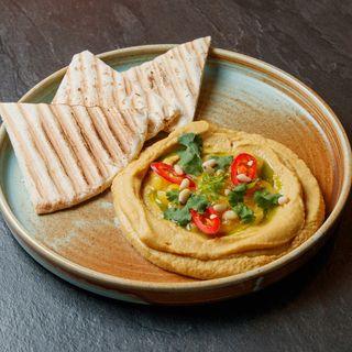 Хумус з сальсою з ананасу та манго