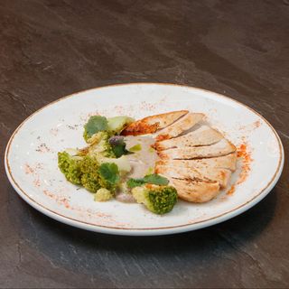 Куряче філе у грибному соусі та броколі