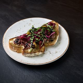 Брускета вітелло тоннато