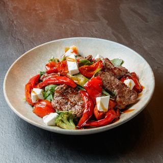 Теплий салат з телятиною