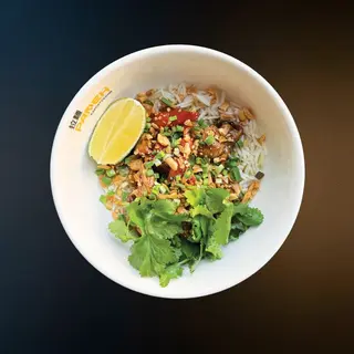 Курка вок з чорносливом, арахісом і лаймом