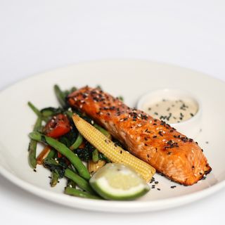 Стейк лосося зі смаженними овочами (150/150г)