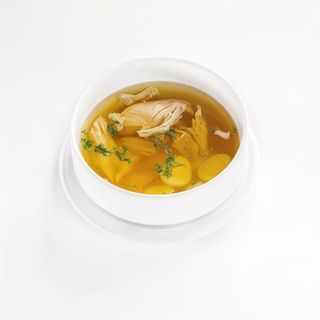 Курячий бульйон з перепелиним яйцем