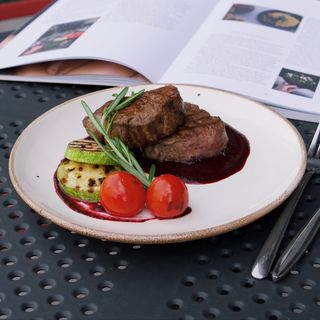 Медальйони під ягідним соусом (370г)