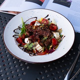 Салат з телятиною та запеченим перцем (300г)