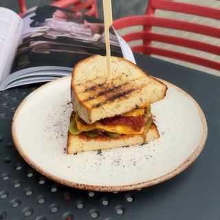 Сендвіч із запеченою телятиною (270г)