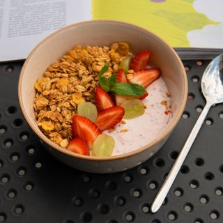 Гранола з полуничним йогуртом