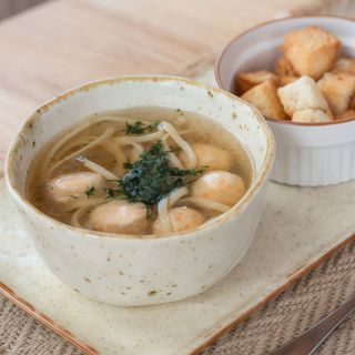 Курячий бульйон з фрикадельками