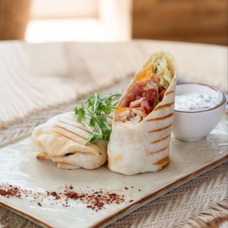 Лаваш з куркою, сиром та овочами