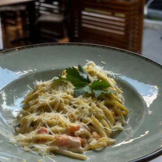 Паста з лососем у вершковому соусі