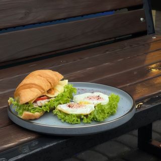 Круасан з куркою (240г)