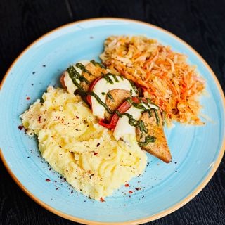Курка капрезе з соусом песто