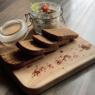 Маринований оселедець з грінками (210 г)