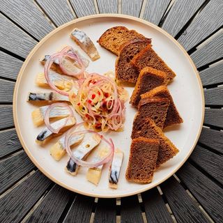 Маринований оселедець та слабосолена скумбрія з грінками (210 г)