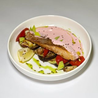 Стейк лосося з овочами гриль (300г)