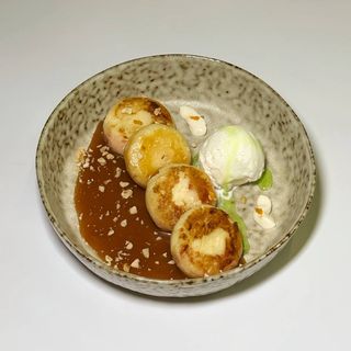 Сирники з карамеллю та морозивом (220г)