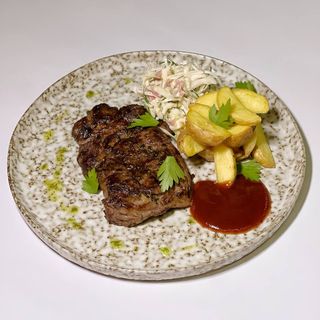 Стейк з свинного ошийка з картоплею (350г)