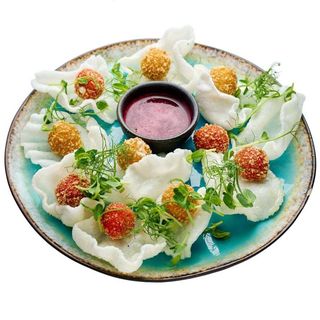 Сирні крокети з апельсиновим соусом та рисовими чіпсами