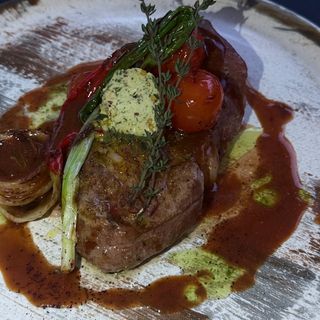 Пряний стейк ошийка з маслом Метрдотель