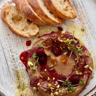 Пате з курячої печінки та ягідним компоте