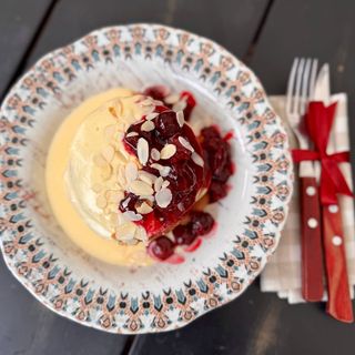 Панкейки з вершковим соусом то вишневим кюлі (320г)