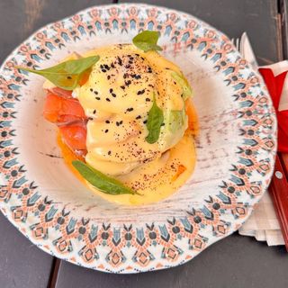 Панкейки з лососем та яйцем пашот