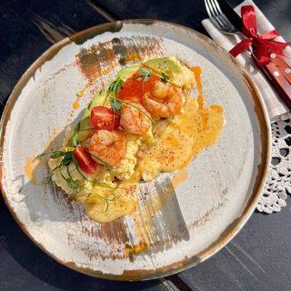 Фреш тост зі скрамблом тигровою креветкою та авокадо